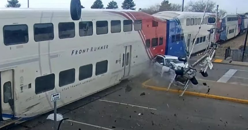 video momentul in care un tren spulbera un suv aflat pe sine la cateva secunde dupa ce soferul intra in panica si abandoneaza masina 67ae27029903d