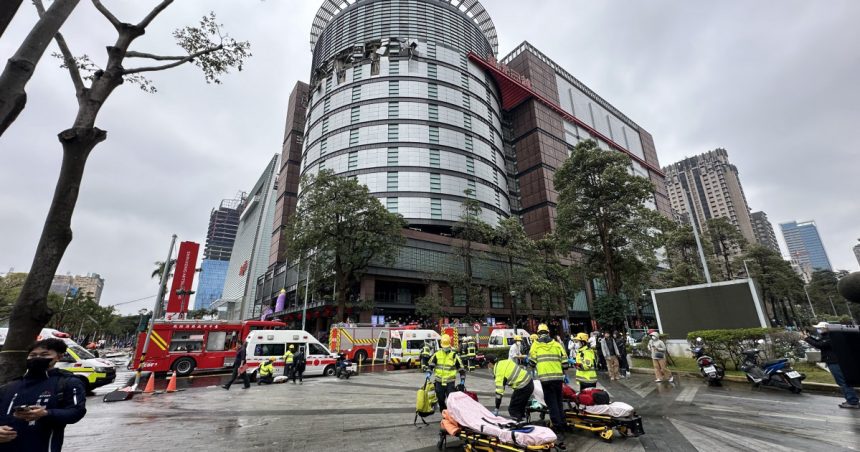 video patru persoane au murit si 24 au fost ranite intr o explozie puternica dintr un centru comercial din taiwan ce a produs deflagratia 67adbc548abfd