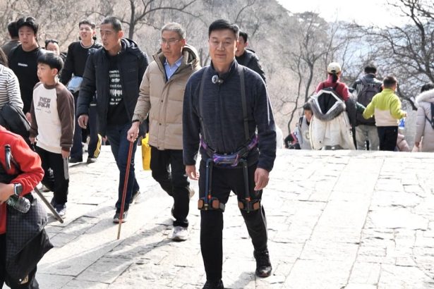 video turistii chinezi urca muntele tai cu ajutorul unor exoschelete robotizate 67b25ce63dd60