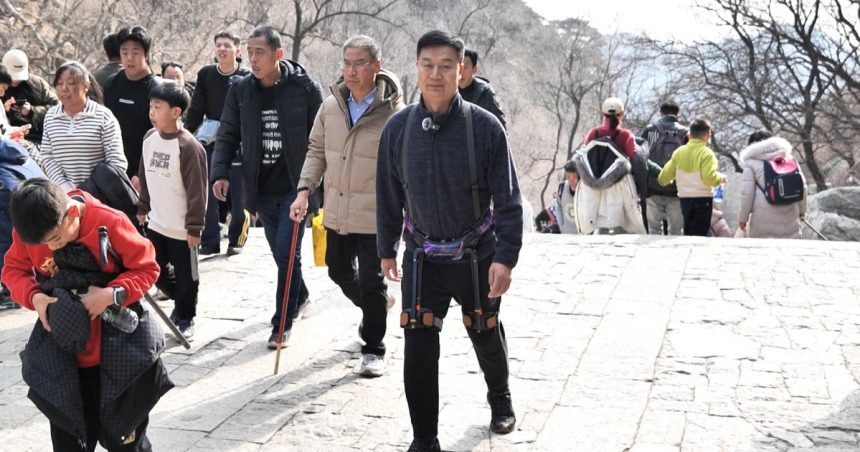video turistii chinezi urca muntele tai cu ajutorul unor exoschelete robotizate 67b25ce63dd60