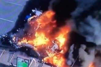 video un avion de mici dimensiuni s a prabusit peste un autobuz pe o strada din brazilia doua persoane au murit momentul exploziei filmat 67a6ed959f4a3
