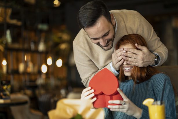 video valentines day costa mai mult anul acesta cu cat s au scumpit bijuteriile florile si ciocolata in ultimul an 67aeea8ec302a