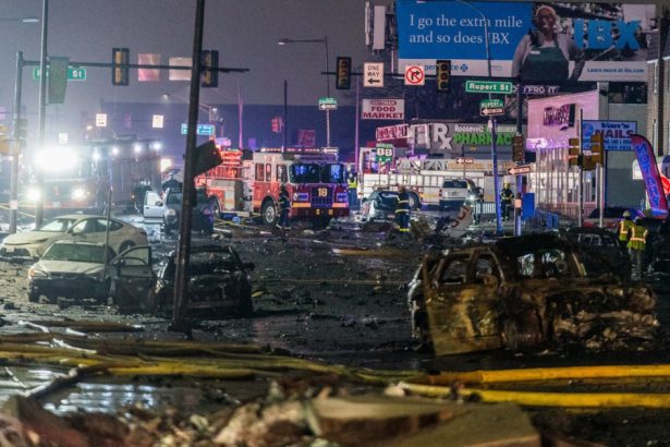 videofoto avion de mici dimensiuni prabusit langa un mall din philadelphia sase oameni erau la bord printre care un copil 679dbff138e07