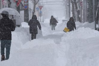 videofoto japonia se confrunta cu zapezi record in unele zone stratul a depasit trei metri transportul si activitatile obisnuite paralizate 67a7b84af2bea
