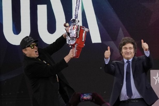 videofoto pentru birocratie elon musk a fluturat o drujba deasupra capului la o conferinta a conservatorilor 67b830b08c141