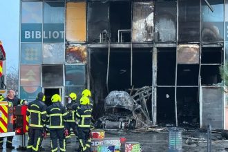 violente extreme pe strazile din grenoble tiruri de mortiera intre atacanti si politie iar o biblioteca a fost incendiata 67b5c4c493ef0