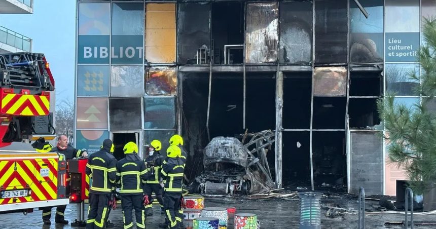 violente extreme pe strazile din grenoble tiruri de mortiera intre atacanti si politie iar o biblioteca a fost incendiata 67b5c4c493ef0