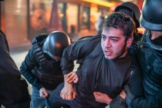 autoritatile din turcia au arestat peste 1 100 de persoane inclusiv jurnalisti in urma protestelor catalogate drept malefice 67e24793350db