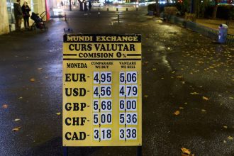 bnr leul s a depreciat luni in raport cu euro si dolarul american 67cede106dc0f