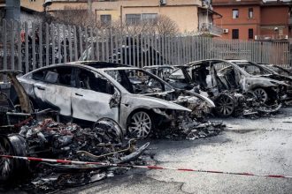 cel putin 17 masini mistuite de flacari la un showroom tesla de la periferia romei nu este exclusa incendierea deliberata 67eaee6950eae