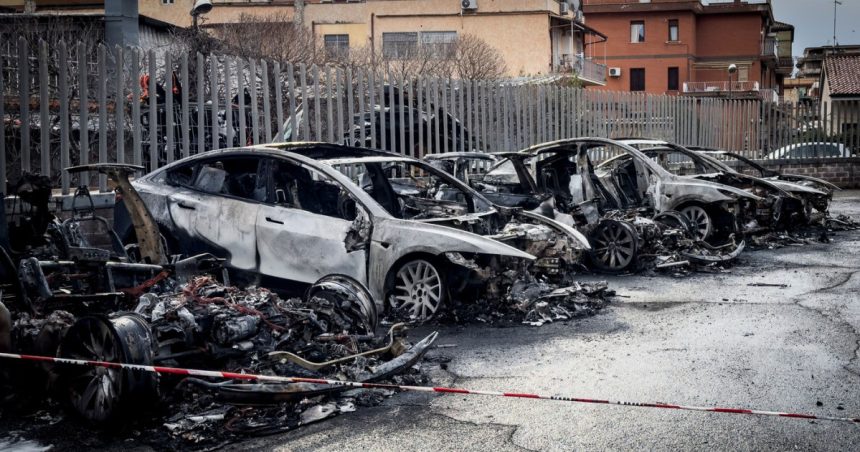 cel putin 17 masini mistuite de flacari la un showroom tesla de la periferia romei nu este exclusa incendierea deliberata 67eaee6950eae