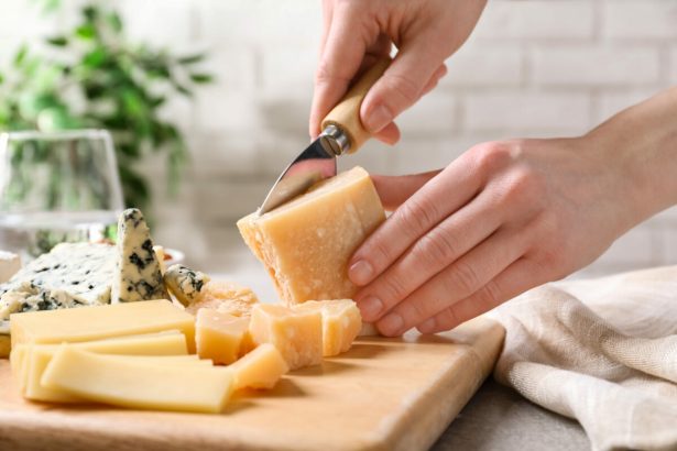 cu cate minute iti scurteaza viata fiecare bucata de branza pe care o mananci 67d05aa8d5042