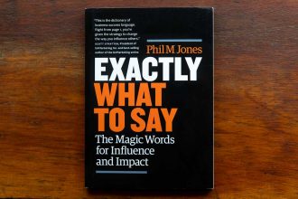 "Exactly What to Say" de Phil M. Jones – Ghidul esențial pentru comunicare eficientă și persuasiune.