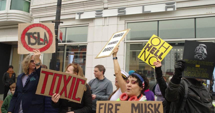 galerie foto elon musk tinta protestelor in sua si canada oamenii il acuza ca a desfiintat mii de posturi federale prin agentia doge 67e01e73b3d97