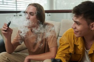 impactul vapingului asupra sanatatii orale pericolele limbii de vape si alte complicatii dentare 67c5f18602686