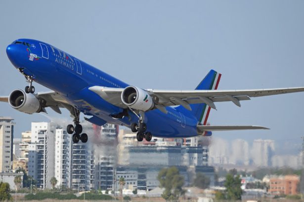 incident pe aeroportul din tel aviv un avion a fost deviat la sosire din cauza a doua rachete lansate din yemen 67e56ca7a0b8f