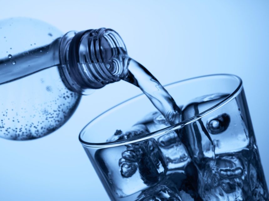 la ce probleme de sanatate te expui atunci cand bei apa din sticle de plastic 67c72712e8b31