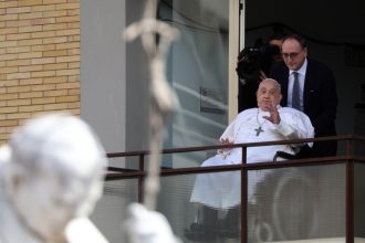 papa francis a aparut pentru prima data in public dupa cinci saptamani suveranul pontif a fost externat din spital 67dffddf2e97f