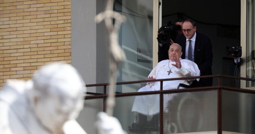 papa francis a aparut pentru prima data in public dupa cinci saptamani suveranul pontif a fost externat din spital 67dffddf2e97f
