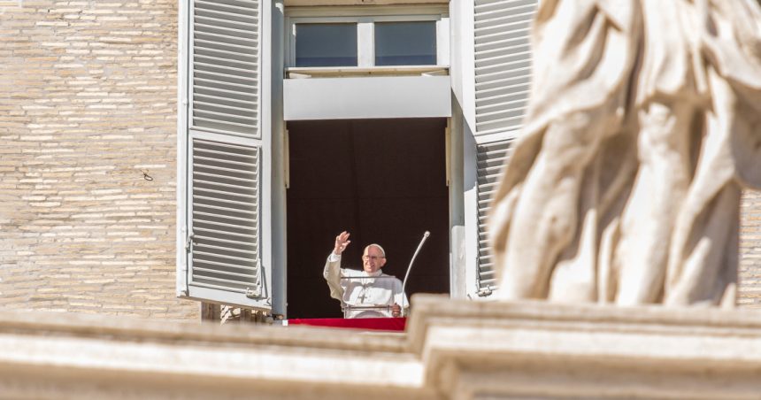 papa francisc va aparea in public pentru prima data dupa internare vaticanul duminica va oferi binecuvantarea de la fereastra 67deccf353a9f