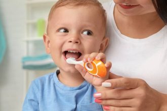 peste 40 dintre copiii romani incep prea tarziu periajul dentar in conditiile in care 52 dintre ei consuma dulciuri cel putin o data pe zi ce trebuie sa faca parintii in aceste situatii 67c7432b26803