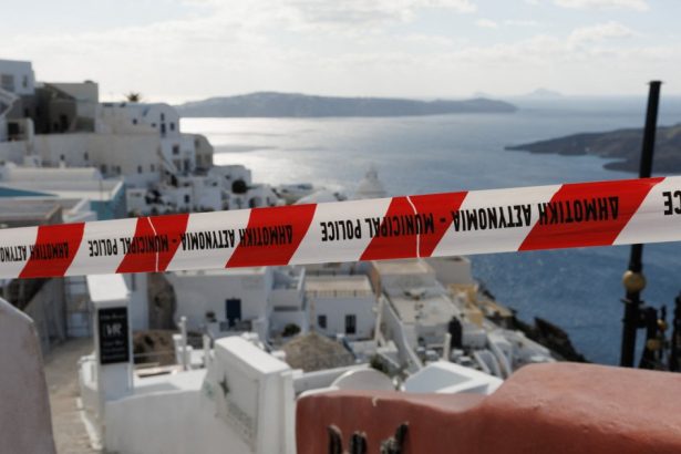 primii turisti au revenit pe santorini dupa miile de cutremure care au zguduit insula 67e12ff6c8472