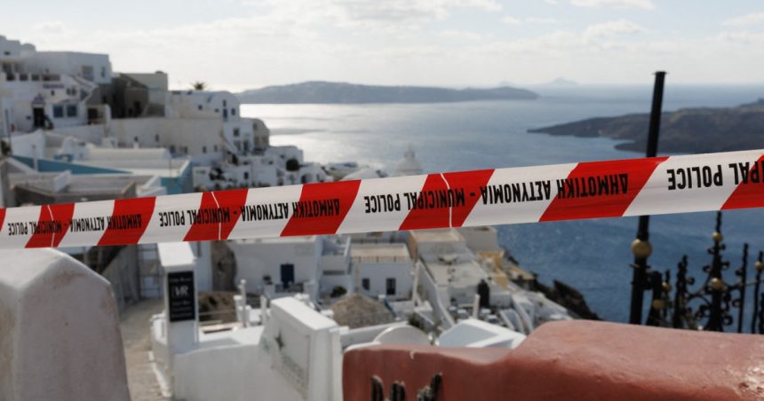 primii turisti au revenit pe santorini dupa miile de cutremure care au zguduit insula 67e12ff6c8472