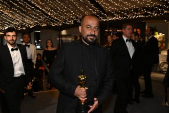 regizorul palestinian hamdan ballal recent premiat cu oscar a fost batut de colonistii evrei si arestat din fata casei sale de idf 67e2686380002