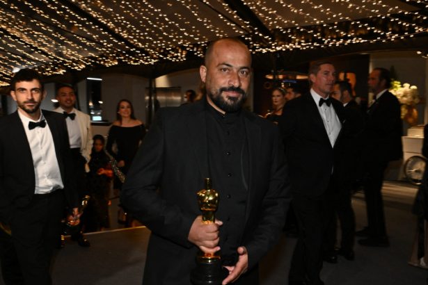 regizorul palestinian hamdan ballal recent premiat cu oscar a fost batut de colonistii evrei si arestat din fata casei sale de idf 67e2686380002