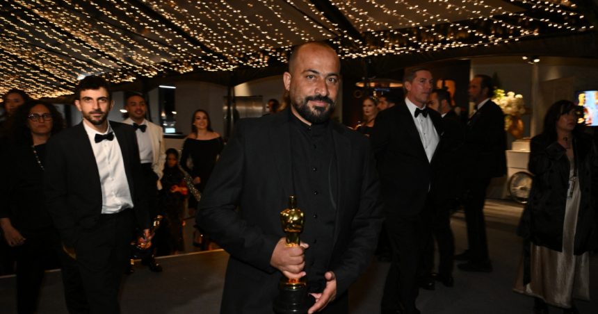 regizorul palestinian hamdan ballal recent premiat cu oscar a fost batut de colonistii evrei si arestat din fata casei sale de idf 67e2686380002