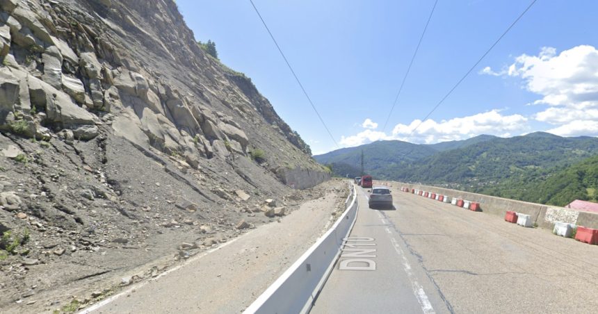restrictii de trafic pe dn 10 la siriu din cauza unor lucrari pentru limitarea caderilor de pietre de pe versanti 67c6d323068b5