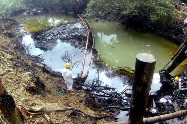 scurgeri de petrol in regiunea amazoniana din ecuador au lasat zeci de mii de oameni fara apa potabila guvernul acuza un sabotaj 67dfdcd34254f