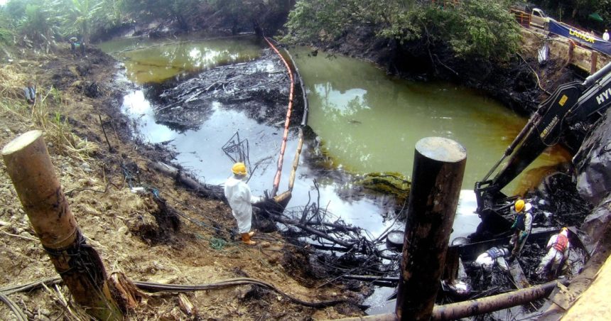 scurgeri de petrol in regiunea amazoniana din ecuador au lasat zeci de mii de oameni fara apa potabila guvernul acuza un sabotaj 67dfdcd34254f
