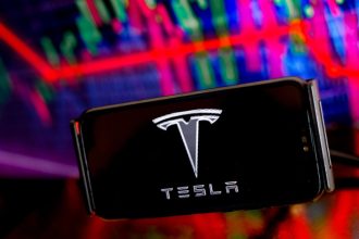 tesla in picaj la bursa capitalizarea companiei conduse de elon musk s a injumatatit dupa victoria lui trump in alegeri 67cf57f5a977b