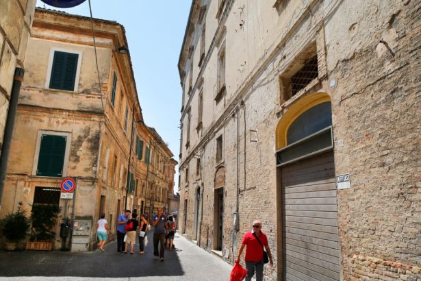 un alt oras italian se pregateste sa vanda case la un euro ma doare atat de tare sa vad aceste case abandonate este ca o rana 67debc8b528ef