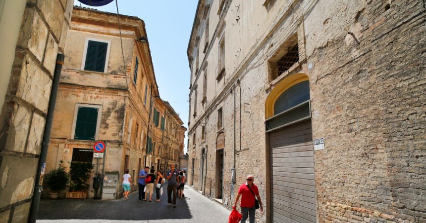un alt oras italian se pregateste sa vanda case la un euro ma doare atat de tare sa vad aceste case abandonate este ca o rana 67debc8b528ef