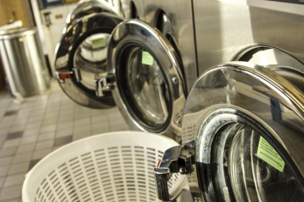 un barbat acuzat de viol a putut fi condamnat dupa ce imaginea i a aparut in reflexia geamului unei masini de spalat 67e10b2af0f13