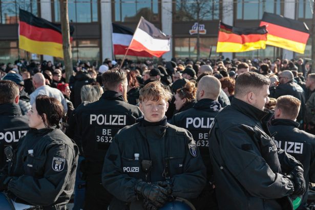 un mars neonazist a fost anulat in germania din cauza contramanifestatiilor de pe traseu 67dff8f2a2a5f