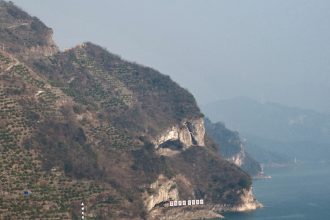 un munte din china asaltat de turisti dupa o postare virala pe internet oamenii merg acolo cu cainii si isi fac fotografii 67dba27aacc6c