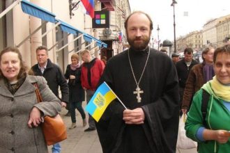 un preot rus a fost arestat direct din biserica pentru o poza din 2014 si un verset din biblie ce a spus acesta 67e153d394b22