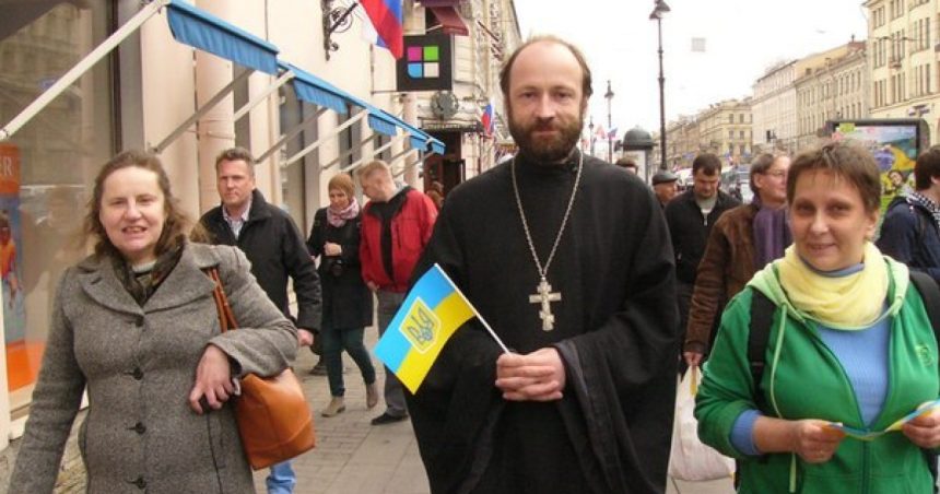 un preot rus a fost arestat direct din biserica pentru o poza din 2014 si un verset din biblie ce a spus acesta 67e153d394b22