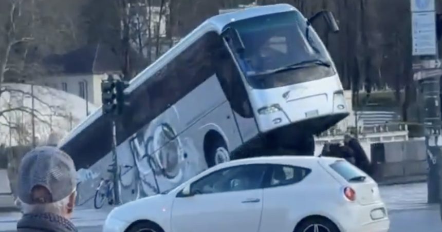video accident la torino un autocar a mers cu spatele pana a cazut in raul po soferul a murit 67e5a613a0efd
