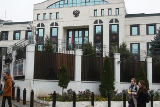 video chisinaul expulzeaza trei diplomati rusi dupa ce ambasada lui putin a ajutat un fost deputat condamnat sa fuga din tara 67eaa6ed5d241