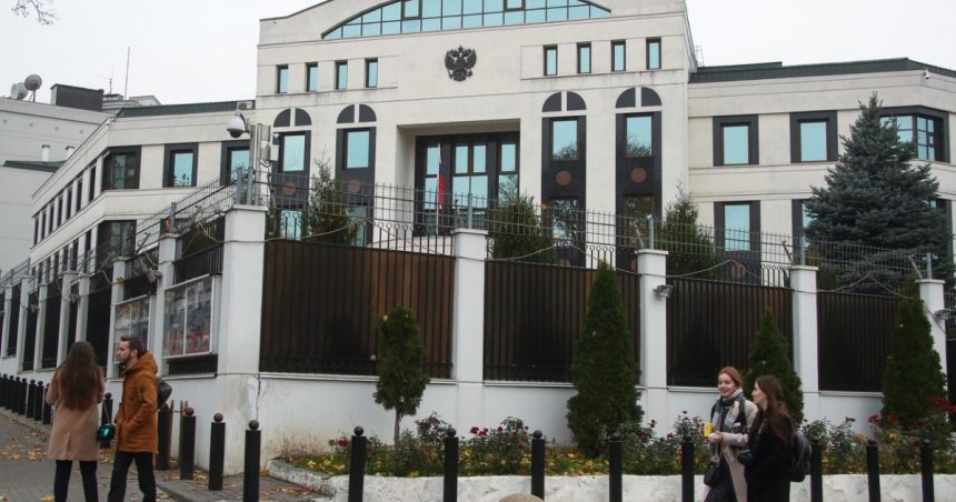 video chisinaul expulzeaza trei diplomati rusi dupa ce ambasada lui putin a ajutat un fost deputat condamnat sa fuga din tara 67eaa6ed5d241
