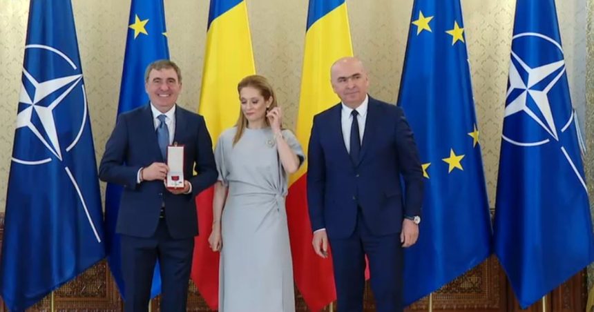 video gheorghe hagi a fost decorat cu steaua romaniei cea mai inalta distinctie a tarii 50 de ani am muncit ca sa vina aceasta zi 67d4005e52632
