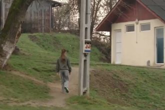 video mii de elevi din romania merg inca la toaleta din curte responsabilii isi paseaza reciproc vina edil nu e numai treaba primarului 67e40c27ba06c