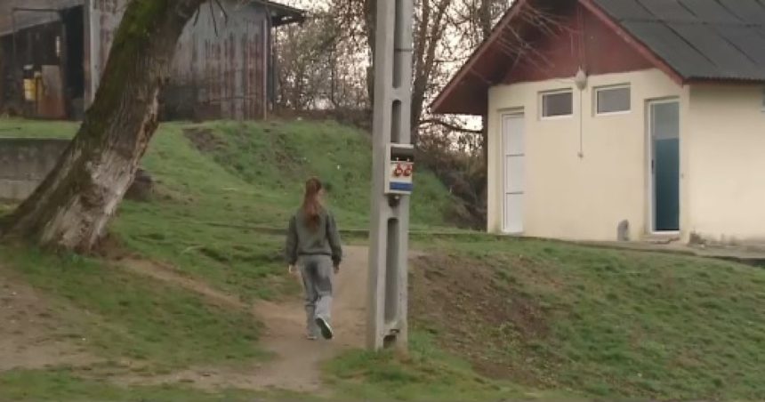 video mii de elevi din romania merg inca la toaleta din curte responsabilii isi paseaza reciproc vina edil nu e numai treaba primarului 67e40c27ba06c