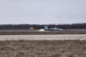 video un bombardier rusesc su 34 aterizeaza pe burta dupa ce trenul de aterizare nu s a deschis 67dfd9501d928