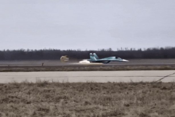 video un bombardier rusesc su 34 aterizeaza pe burta dupa ce trenul de aterizare nu s a deschis 67dfd9501d928