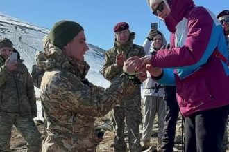 video un soldat ucrainean care si a pierdut picioarele in razboi si a cerut cerut iubita in casatorie la poalele muntelui hovarla 67e1d137f2de4